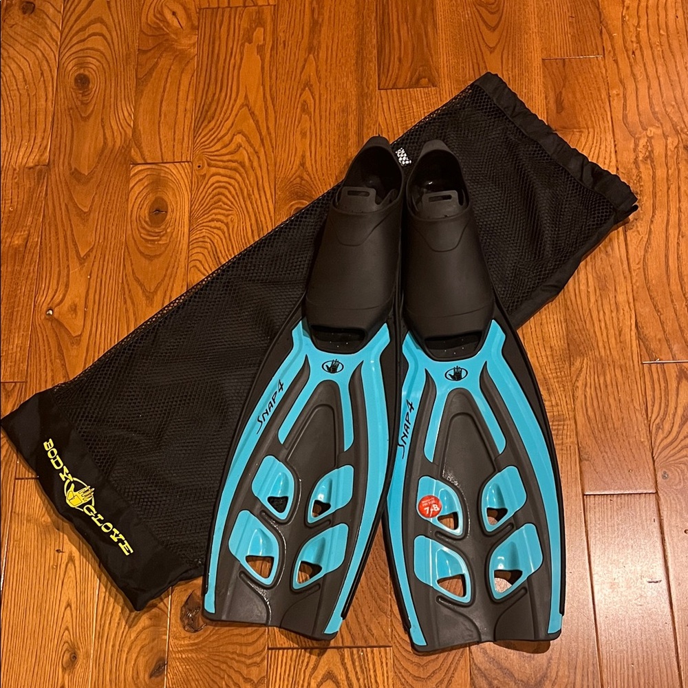 Body Glove Black and Blue Swim Fins women’s fin size 7-8 with carrying bag